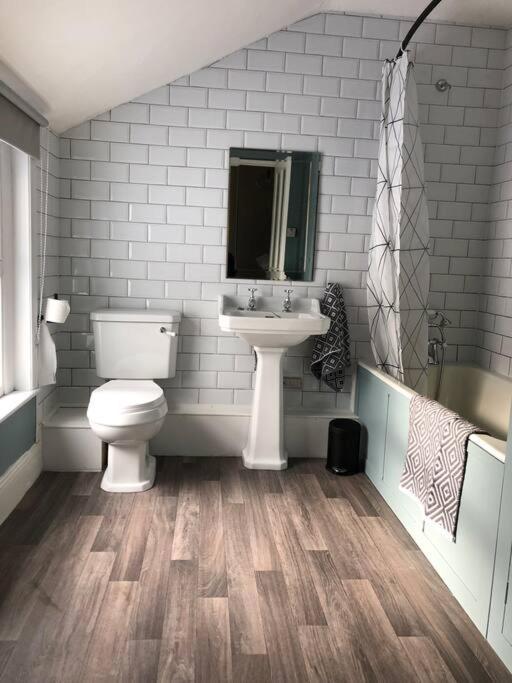 Ty Glas, Fishguard, Ideal For Beach, Coastal Path And Town! *